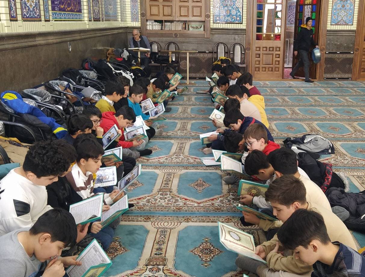 تلاوت قرآن در مسجد